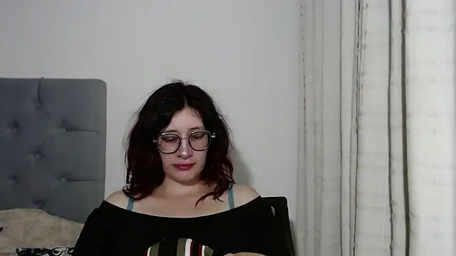 Snapshot of mariana124- chatting on 01-04-25, 06:41 mariana124- online show from 01-04-25, 06:41
