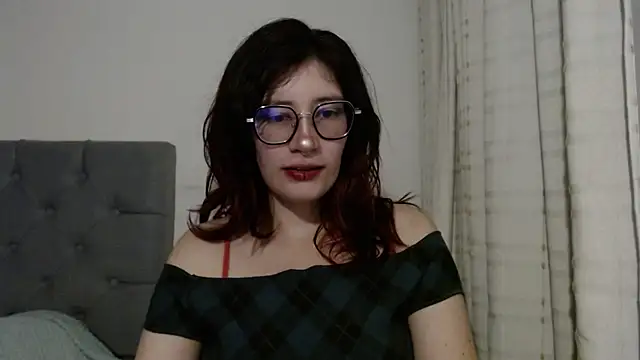 Snapshot of mariana124- chatting on 02-02-25, 03:10 mariana124- online show from 02-02-25, 03:10