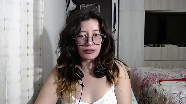 Snapshot of mariana124- chatting on 10-10-25, 01:17 mariana124- online show from 10-10-25, 01:17