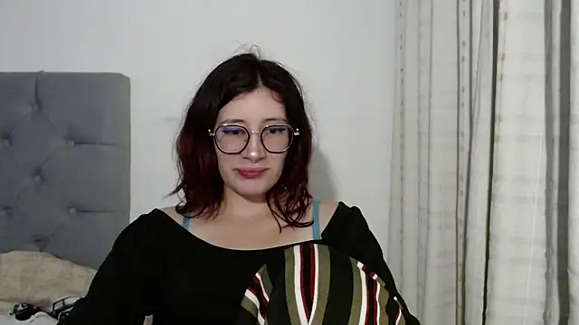 Snapshot of mariana124- chatting on 01-04-25, 03:29 mariana124- online show from 01-04-25, 03:29