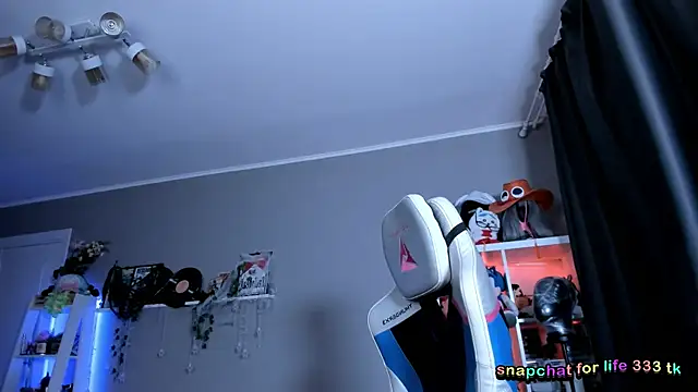 Viv Player online show from 11-28-25, 05:40