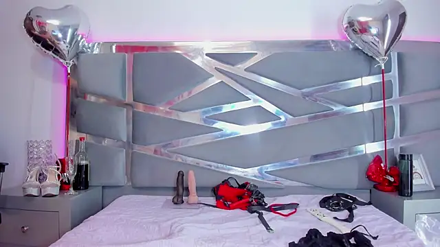 Snapshot of DashaFoxxx chatting on 02-19-25, 12:33 DashaFoxxx online show from 02-19-25, 12:33