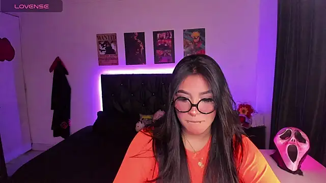 Mariana Hasper  online show from 10-31-25, 04:09