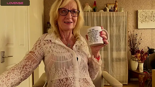 Snapshot of TopazCamgirl chatting on 11-17-25, 02:43 TopazCamgirl online show from 11-17-25, 02:43