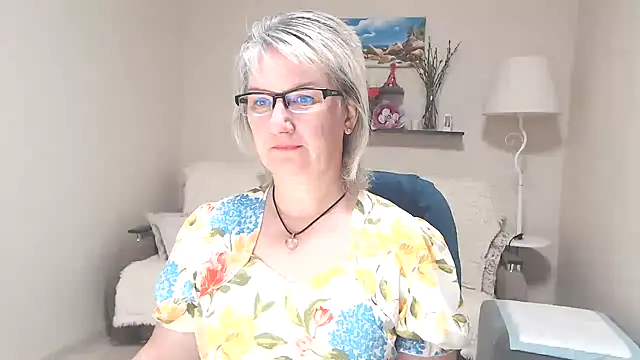 Snapshot of FleurMays chatting on 06-20-26, 03:33 FleurMays online show from 06-20-26, 03:33