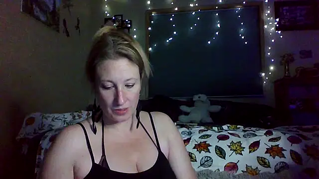 Snapshot of lilyhornyhousewife chatting on 09-28-25, 10:44 lilyhornyhousewife online show from 09-28-25, 10:44
