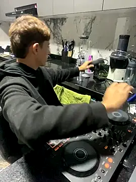 Snapshot of oliver_Lz chatting on 10-11-25, 02:56 oliver Lz online show from 10-11-25, 02:56