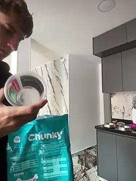 Snapshot of oliver_Lz chatting on 10-08-25, 04:29 oliver Lz online show from 10-08-25, 04:29