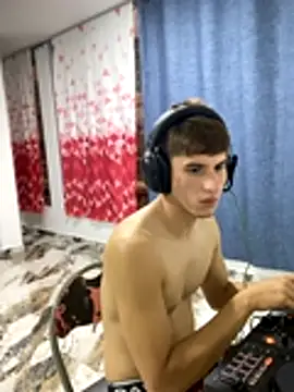 Snapshot of oliver_Lz chatting on 11-28-25, 10:54 oliver Lz online show from 11-28-25, 10:54