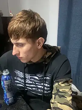 Snapshot of oliver_Lz chatting on 10-15-25, 04:00 oliver Lz online show from 10-15-25, 04:00