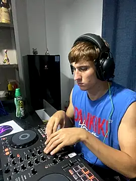 Snapshot of oliver_Lz chatting on 10-16-25, 12:52 oliver Lz online show from 10-16-25, 12:52