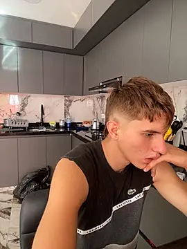 Snapshot of oliver_Lz chatting on 10-19-25, 08:11 oliver Lz online show from 10-19-25, 08:11