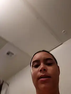 Snapshot of cinnaminnie chatting on 02-14-26, 06:30 cinnaminnie online show from 02-14-26, 06:30