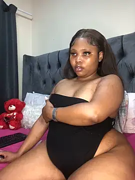 Snapshot of Anaelle24 chatting on 10-21-25, 07:30 Anaelle24 online show from 10-21-25, 07:30