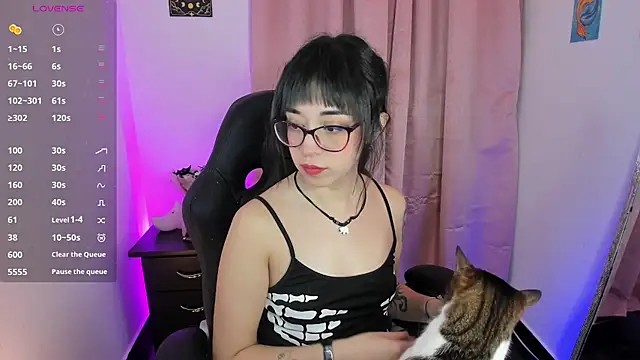 Snapshot of indra_cam chatting on 10-14-25, 02:56 indra cam online show from 10-14-25, 02:56