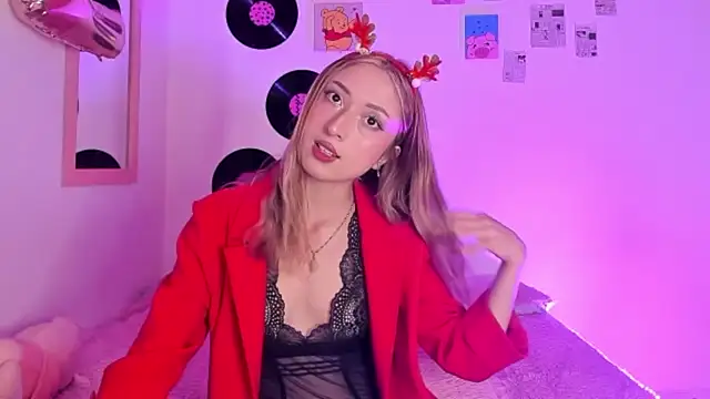 Snapshot of Imsophie_collins chatting on 12-20-25, 05:43 Imsophie collins online show from 12-20-25, 05:43