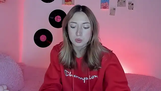 Snapshot of Imsophie_collins chatting on 10-19-25, 05:32 Imsophie collins online show from 10-19-25, 05:32