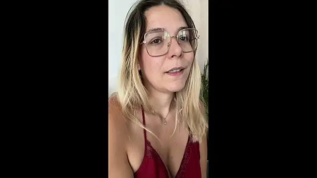 Snapshot of EmyLana chatting on 06-10-26, 04:41 EmyLana online show from 06-10-26, 04:41