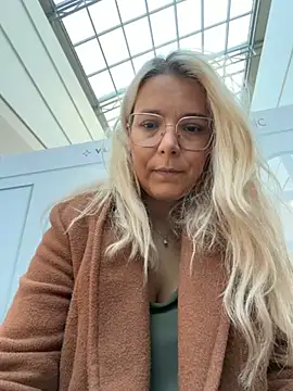 EmyLana online show from 10-30-25, 08:45