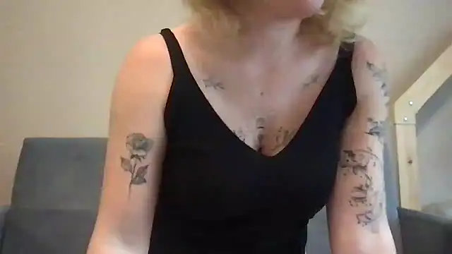 Snapshot of DirtyAlexIs chatting on 10-21-25, 08:25 DirtyAlexIs online show from 10-21-25, 08:25