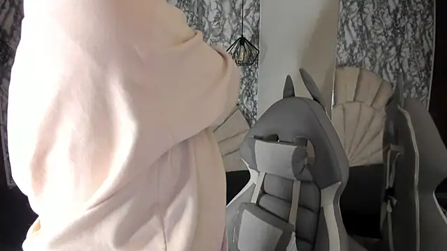 Snapshot of larissa01_ chatting on 03-17-25, 11:00 larissa01 online show from 03-17-25, 11:00