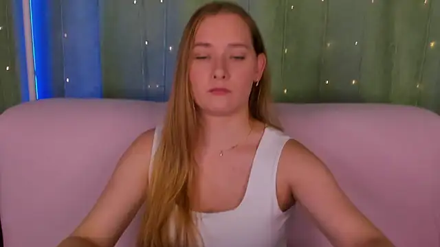 Snapshot of AlinaVice chatting on 07-10-26, 01:16 AlinaVice online show from 07-10-26, 01:16