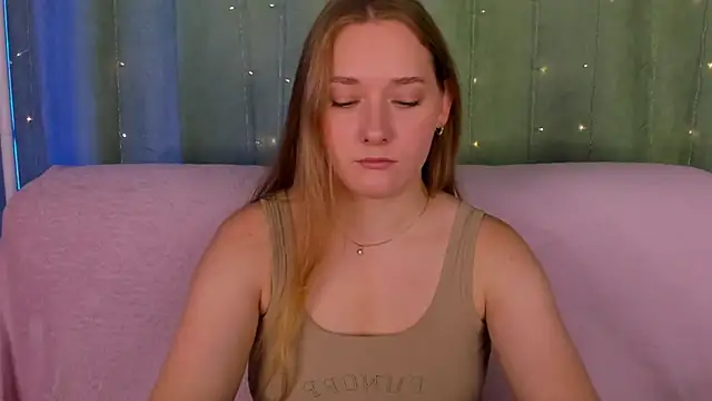 Snapshot of AlinaVice chatting on 07-17-26, 01:14 AlinaVice online show from 07-17-26, 01:14