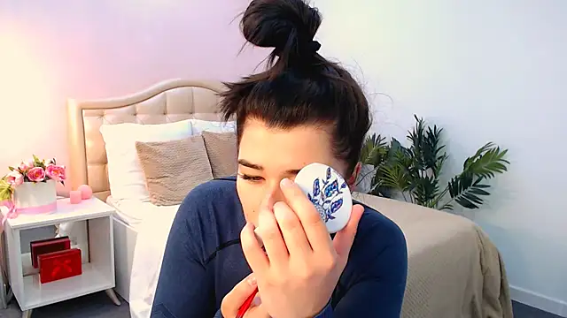 Snapshot of _Sun_Shy_ chatting on 10-21-25, 10:14 Sun Shy online show from 10-21-25, 10:14