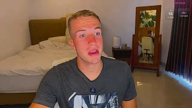 Snapshot of tommy_cumfinger chatting on 09-18-25, 01:52 tommy cumfinger online show from 09-18-25, 01:52