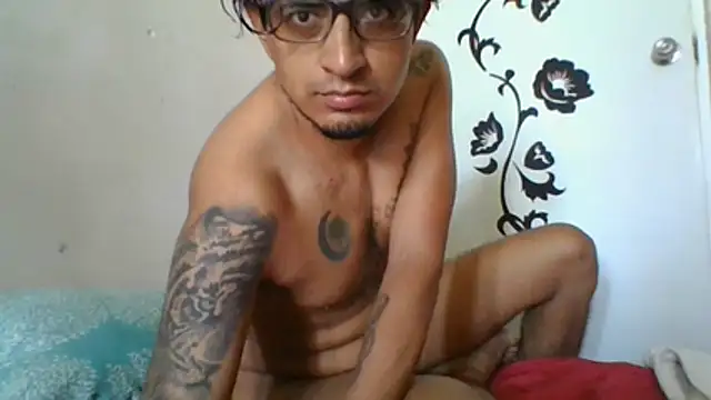 Snapshot of ale3J4a chatting on 06-12-26, 03:43 ale3J4a online show from 06-12-26, 03:43