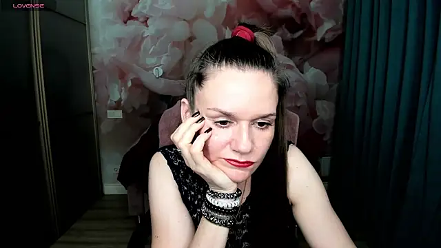 AriaGray online show from 11-30-25, 02:45