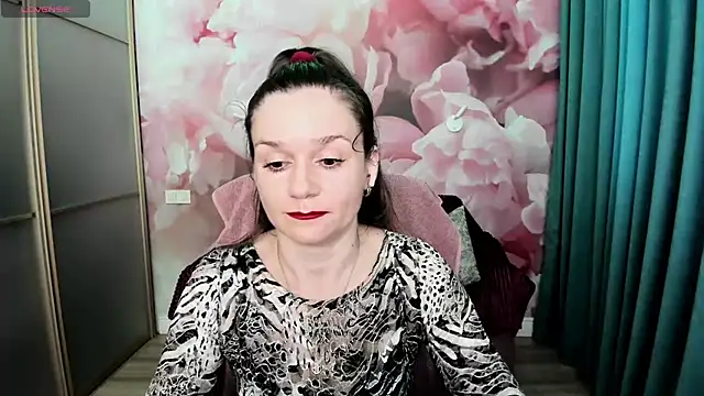 Snapshot of AriaGray chatting on 06-27-26, 04:13 AriaGray online show from 06-27-26, 04:13