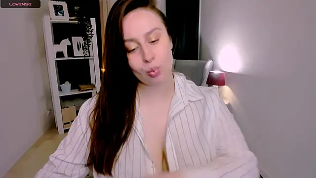 Snapshot of Lattea chatting on 06-17-26, 05:12 Lattea online show from 06-17-26, 05:12