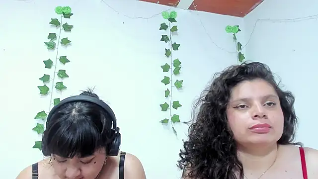 Snapshot of Karol_IsabelCouple chatting on 03-19-25, 03:52 Karol IsabelCouple online show from 03-19-25, 03:52