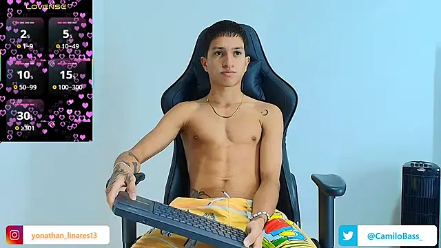 Snapshot of _CamiloBass chatting on 10-13-25, 07:48  CamiloBass online show from 10-13-25, 07:48