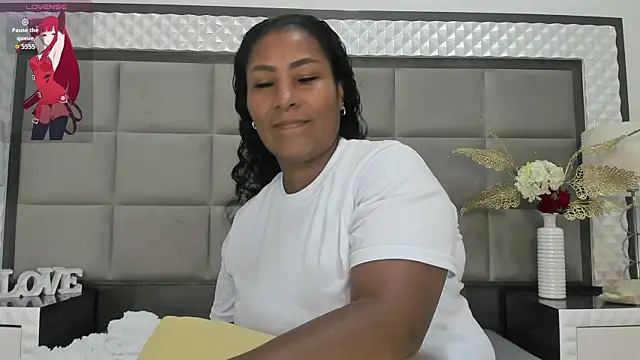 Snapshot of OliviaBurning chatting on 10-27-25, 07:37 OliviaBurning online show from 10-27-25, 07:37