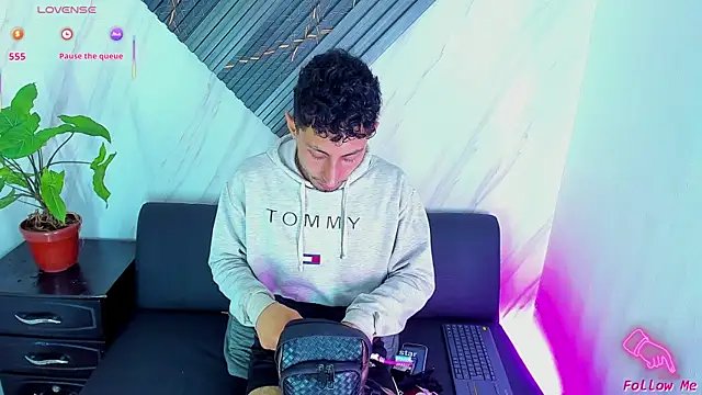 Piggy Eddy online show from 11-25-25, 10:32