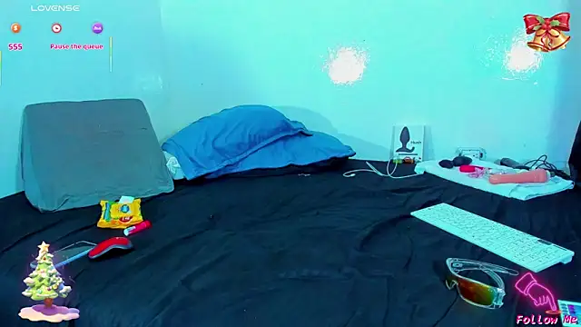 Piggy Eddy online show from 12-23-25, 01:49