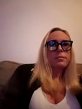 Snapshot of Connie_Pepper chatting on 03-10-25, 02:06 Connie Pepper online show from 03-10-25, 02:06