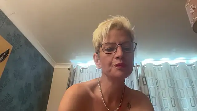 Snapshot of JennyHazel1 chatting on 06-21-26, 01:39 JennyHazel1 online show from 06-21-26, 01:39