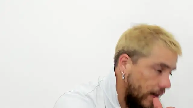 Snapshot of Beard_xox chatting on 06-14-26, 10:33 Beard xox online show from 06-14-26, 10:33