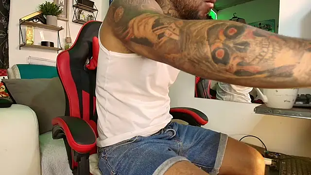 Leenar Key online show from 10-31-25, 01:52