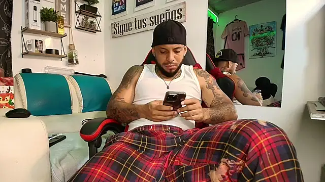 Leenar Key online show from 11-25-25, 01:44