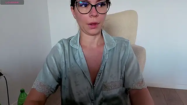 Snapshot of Jullyenn3 chatting on 06-19-26, 11:05 Jullyenn3 online show from 06-19-26, 11:05