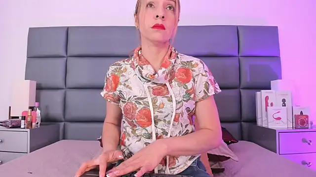 Snapshot of DanyFreydell chatting on 03-18-25, 12:50 DanyFreydell online show from 03-18-25, 12:50