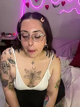 Snapshot of Mizztikaa chatting on 02-17-25, 03:25 Mizztikaa online show from 02-17-25, 03:25