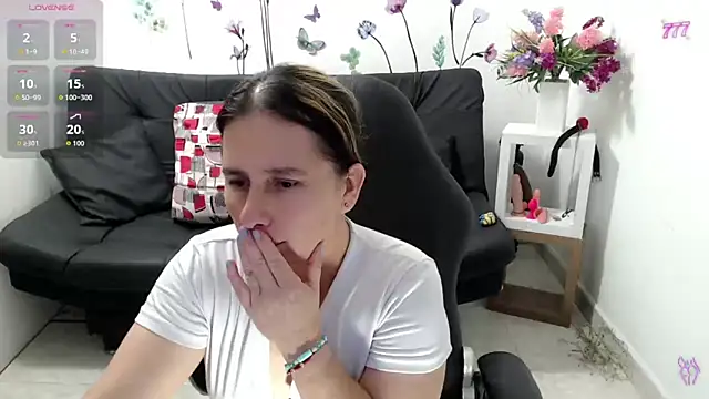 Snapshot of victoria_jones chatting on 05-02-26, 01:38 victoria jones online show from 05-02-26, 01:38