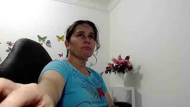 Snapshot of victoria_jones chatting on 05-13-26, 12:45 victoria jones online show from 05-13-26, 12:45