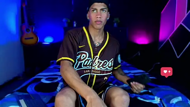 Snapshot of Damian_latinxxx chatting on 02-25-25, 03:09 Damian latinxxx online show from 02-25-25, 03:09