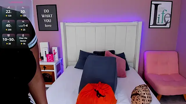 Britanymooree online show from 10-30-25, 07:33